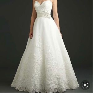 NWT Bridal Wedding Gown with a sweetheart neckline